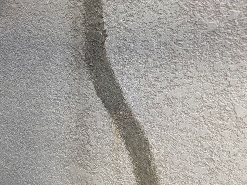 ひび割れ補修①